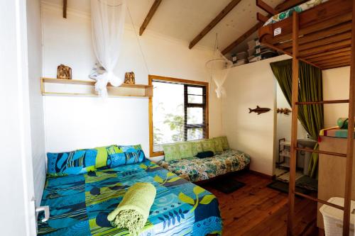 a bedroom with a bed and a bunk bed at Pequena Casa Holiday Home Malongane in Ponta Malongane