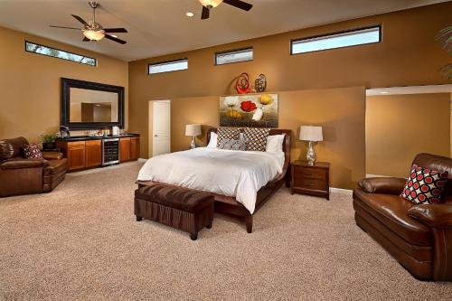Χώρος καθιστικού στο Luxury Estate, Heated Pool, Pickleball Court, More