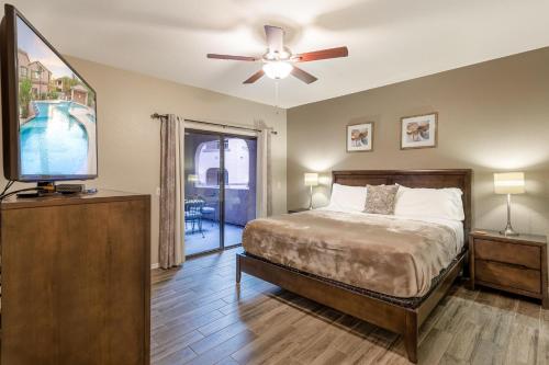 um quarto com uma cama e uma televisão de ecrã plano em Central Location, Heated Pool, Spa, Upgraded Unit, More em Scottsdale