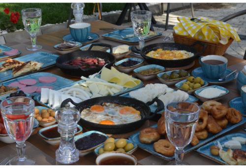 una mesa cubierta con muchos tipos diferentes de comida en My Dream Bozcaada en Bozcaada