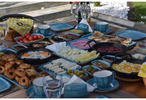 una mesa cubierta con muchos tipos diferentes de comida en My Dream Bozcaada en Bozcaada