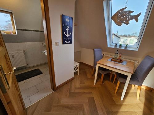 a small room with a table and a bathroom at NEU 2023 STADTVILLA 1910 ESENS BENSERSIEL 2-5 Personen NORDSEE OSTFRIESLAND in Esens