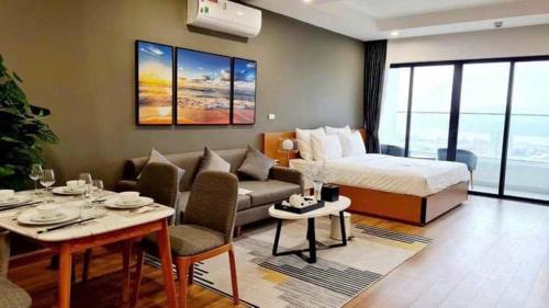 un soggiorno con letto e divano di Căn Hộ TMS Luxury Apartment - Condotel Quy Nhơn a Quy Nhon