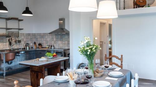 comedor con mesa y cocina en DIMORA CAMPO DELLE MURA 4&2, Emma Villas, en Acquaviva Picena