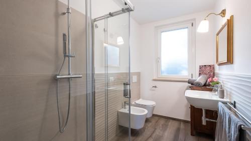 a bathroom with a shower and a toilet and a sink at DIMORA CAMPO DELLE MURA 4&2, Emma Villas in Acquaviva Picena