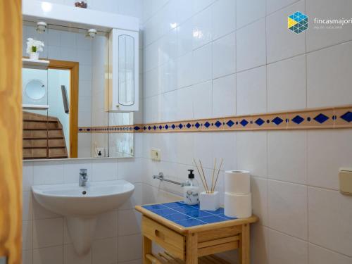 a bathroom with a sink and a mirror at Casa Marco Polo in Cala Mendia