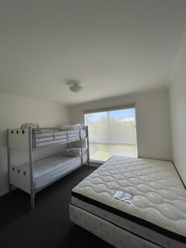 מיטה או מיטות בחדר ב-Cowes Holiday Home