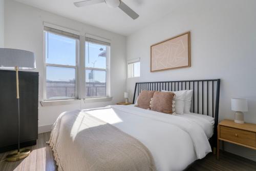 מיטה או מיטות בחדר ב-Downtown 2br w deck gym nr convention center ATX-211