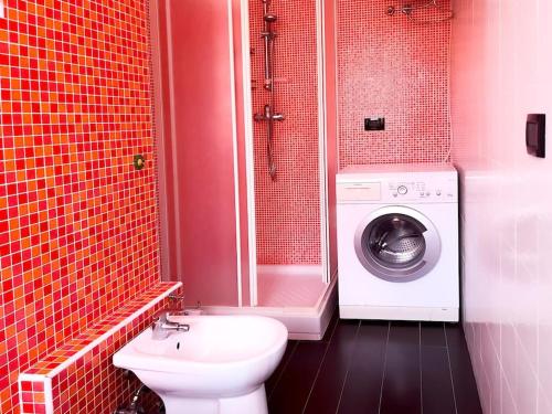 ein Badezimmer mit einer Waschmaschine und einer Waschmaschine in der Unterkunft Mini Appartamento Cutura Rende in Rende
