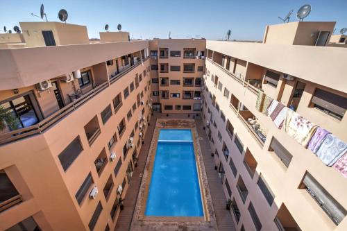 - une vue sur un bâtiment avec piscine dans l'établissement Nour 5 el bellar, à Marrakech
