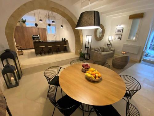 a table with a bowl of fruit on it in a living room at Croce Luxury Apartment with Air Conditioning, Wi-Fi n0975 in Siracusa