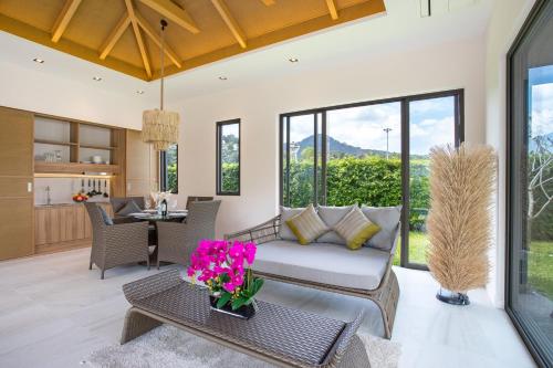Kuchyň nebo kuchyňský kout v ubytování Luxury 2BR Villa Dalaa 3, Private Eco Pool, Gated Residence, Kamala Beach