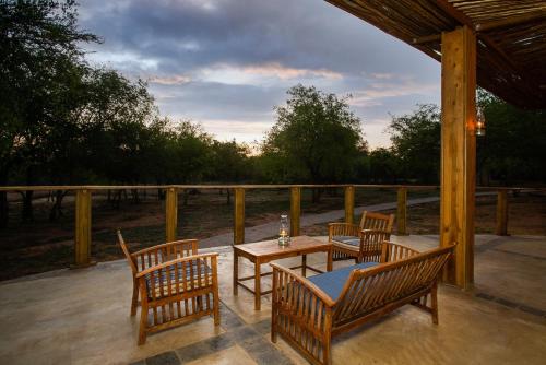 Balkoni atau teres di Kubu Bush Lodge
