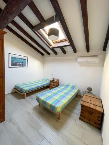 une chambre avec deux lits et une table dans l'établissement Mini villa Porto, Santa Giulia, à Porto-Vecchio