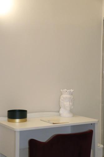 a white table with a vase on top of it at DOMUS IOLE appartamento nel centro storico in Catania