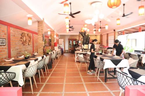 Een restaurant of ander eetgelegenheid bij La Niche D'angkor Boutique Hotel