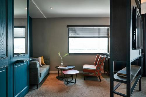 Гостиная зона в The Suites Hotel Jeju
