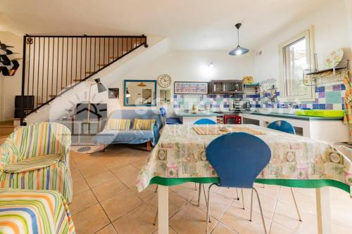 eine Küche mit einem Tisch und Stühlen im Zimmer in der Unterkunft Casa Mimy (Piano Terra) - 700 mt dal mare in Porto Cesareo