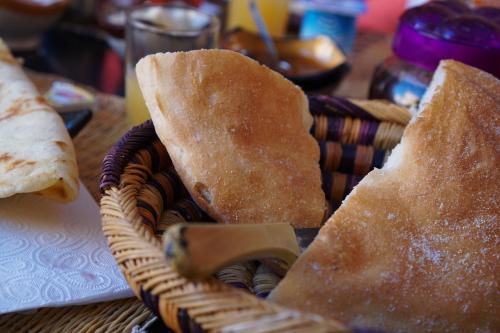a basket filled with slices of bread on a table at Maison d'hôtes Dar El Nath in Ouarzazate