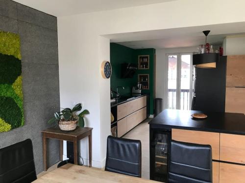 Una cocina con una mesa y sillas en una habitación. en Maison Sallanches 12 couchages, en Sallanches