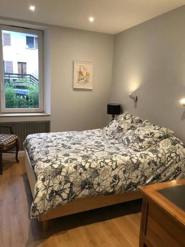une chambre avec un lit et une fenêtre dans l'établissement Maison Sallanches 12 couchages, à Sallanches