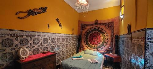 een kleine kamer met een bed en een wastafel. bij Riad Kainos in Marrakesh