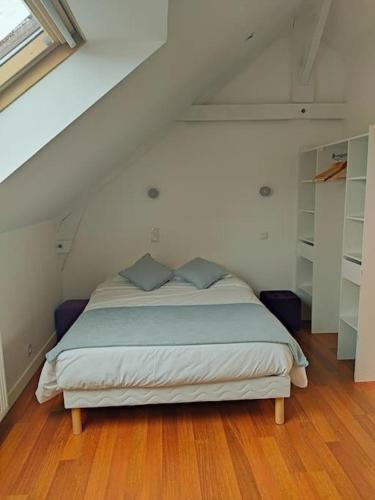 une chambre avec un grand lit dans un grenier dans l'établissement LOFT face à la ville Close Concarneau, à Concarneau