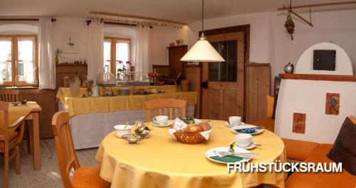 a kitchen and dining room with a table and chairs at Gästehaus Unruh in Oberammergau