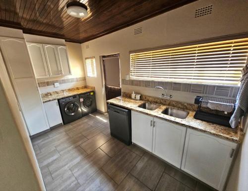 De Oude Sleeper Inn 1にあるキッチンまたは簡易キッチン