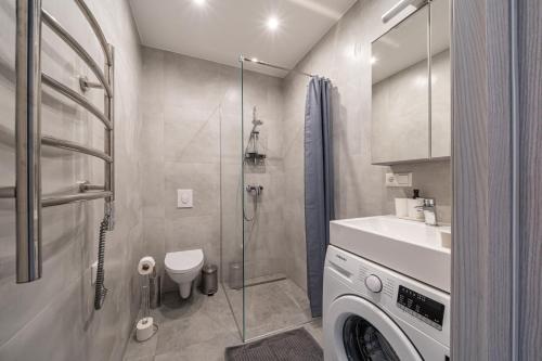 une salle de bains avec douche, toilettes et lavabo dans l'établissement Dzintaru Beachside 1BR Apartment With Courtyard View, Walk to Nature & Sea, à Jurmala