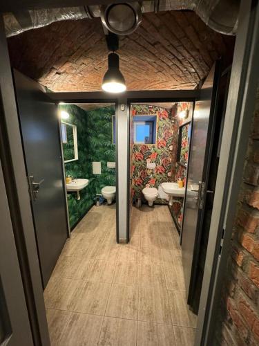 波茲南的住宿－Stay in Poznan Tropical，浴室设有2个水槽和2个卫生间