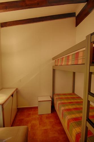 une chambre avec deux lits superposés et un bureau dans l'établissement Appartement 318 Paesolu 1 PORTICCIO, à Porticcio