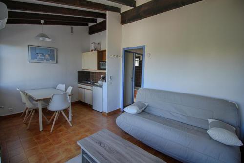 un salon avec un canapé et une table dans l'établissement Appartement 318 Paesolu 1 PORTICCIO, à Porticcio