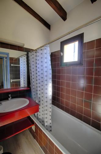 une salle de bain avec une baignoire, un lavabo et une fenêtre dans l'établissement Appartement 318 Paesolu 1 PORTICCIO, à Porticcio
