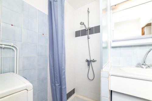 une salle de bain avec douche et lavabo dans l'établissement The Vitry Suite - Duke Housing, à Vitry-sur-Seine