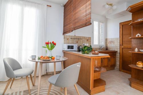 une cuisine avec une table, deux chaises et une table dans l'établissement The Vitry Suite - Duke Housing, à Vitry-sur-Seine