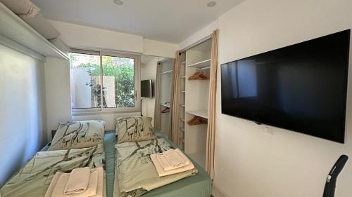Televisyen dan/atau pusat hiburan di APPARTEMENT 2 chambres vue mer panoramique, proche Croisette Cannes