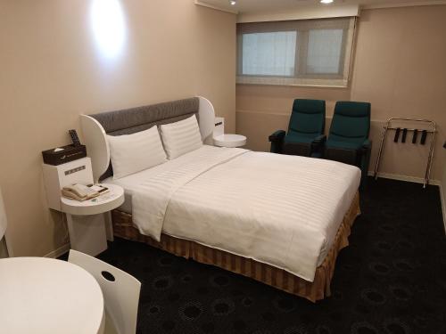Tempat tidur dalam kamar di Ximen Airline Hotel