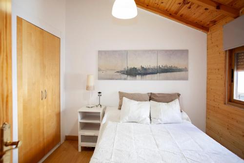 ein Schlafzimmer mit einem Bett und einem Wandgemälde in der Unterkunft Jaen Catedral histórico in Jaén