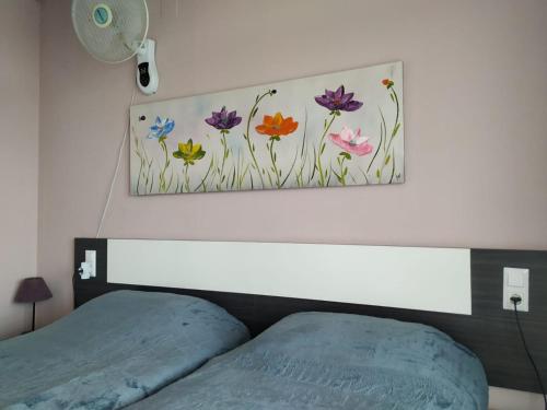 サロウにあるApartsalou Leaのベッド上の花の絵