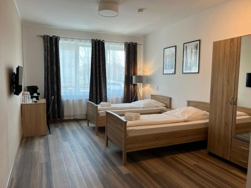 sypialnia z 2 łóżkami i oknem w obiekcie Avento Hotel Hannover w Hanowerze