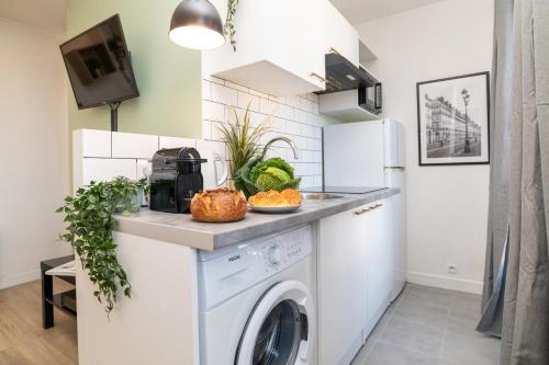 a kitchen with a washing machine and a sink at The Premium Stay - Duke Housing in Vitry-sur-Seine