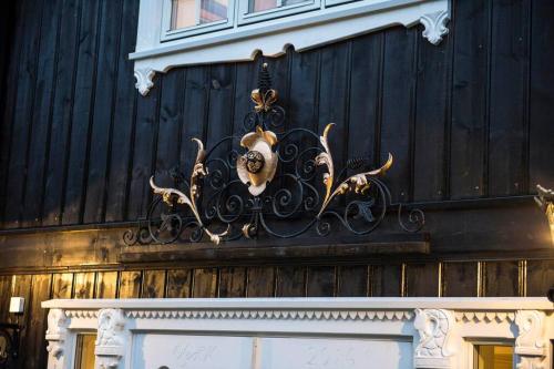 a chandelier hanging from the side of a building at Eventyrlig Tømmerhytte på Gårdstun in Vinstra