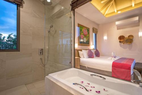 une salle de bains avec baignoire, lit et douche dans l'établissement Modern Eco Pool Villa Dalaa 7, à Kamala Beach