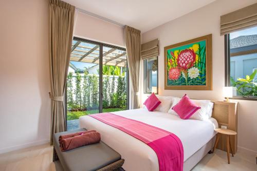 une chambre avec un grand lit et une fenêtre dans l'établissement Modern Eco Pool Villa Dalaa 7, à Kamala Beach