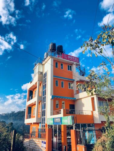 un hotel con un edificio naranja y blanco en Mahendra moktan en Dhulikhel