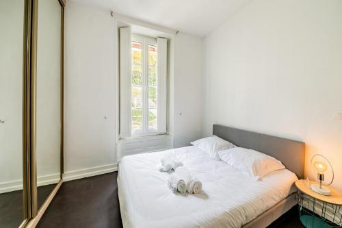 un dormitorio con una cama con dos animales de peluche en Le Coty - en bord de Mayenne, en Laval