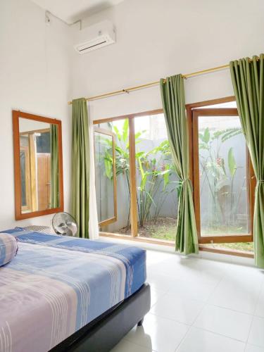 1 dormitorio con cama y ventana grande en Imah Safina, Cozy Private Home in Padalarang en Padalarang