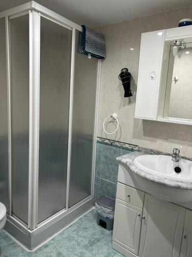 a bathroom with a shower and a sink at Casa Pepo in Pampaneira