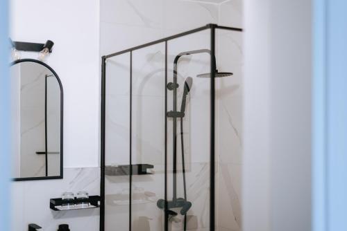 達魯瓦爾的住宿－Apartman Vista，带淋浴的浴室,带玻璃门